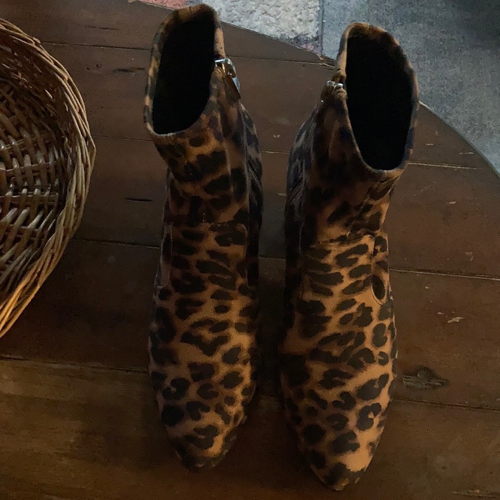 Marc Fisher , cheetah print heels. - Picture 2 of 2